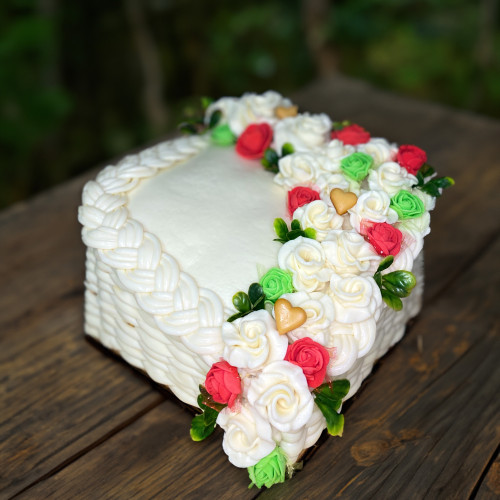EXKLUZÍVNA SYROVÁ TORTA NA DREVENOM PODNOSE: Kocka červeno-zelená EXKLUZÍVNA SYROVÁ TORTA NA DREVENOM PODNOSE: Kocka červeno-zelená