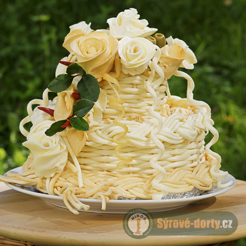 Syrová torta dvojposchodová s ružami
